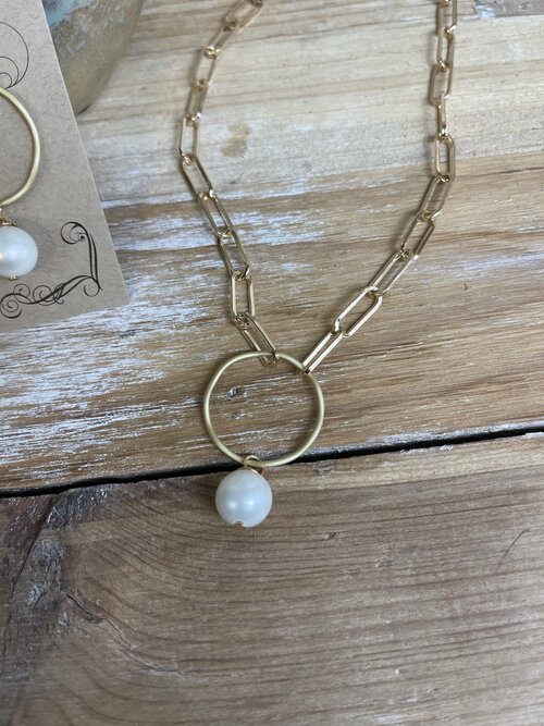 Scooples Gold Ring Pearl Necklace