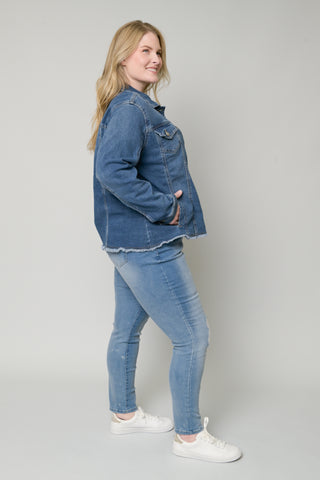 CURVY MEDIUM WASH FRAYED DENIM JACKET