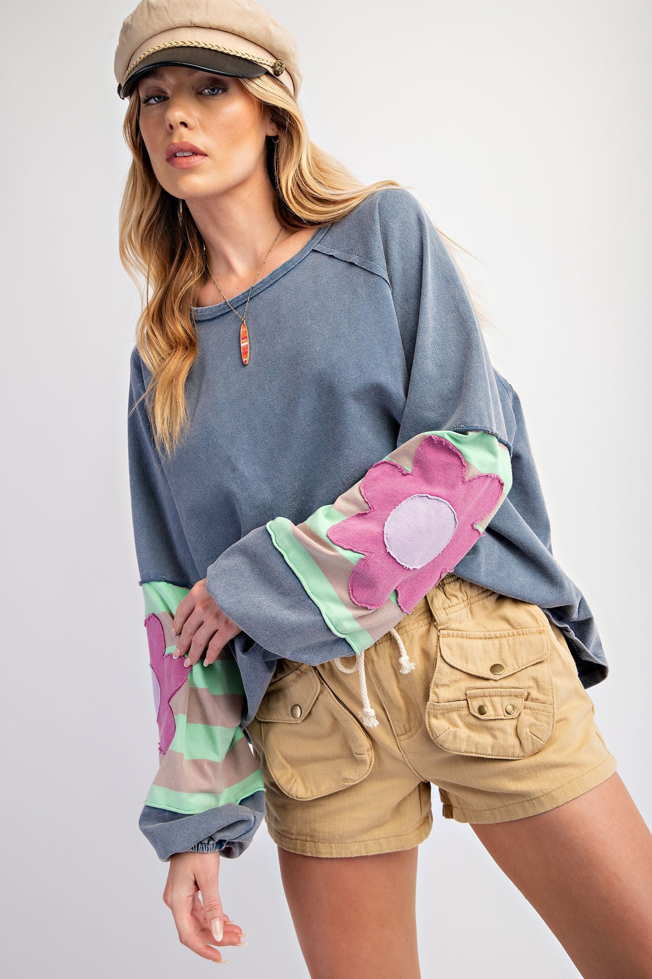 DENIM FLOWER PATCH TERRY KNIT WASHED PULLOVER