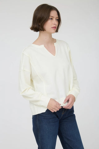 SC IVORY WASHED EXPOSED SEAM LONG SLEEVE KNIT TOP
