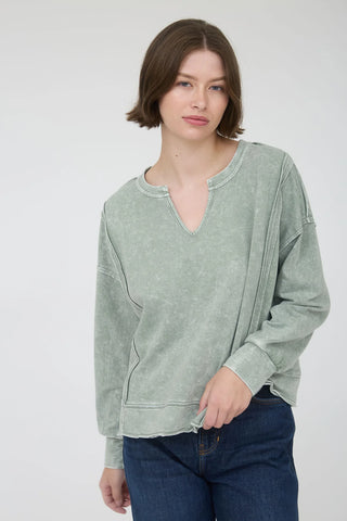SC MOSS WASHED EXPOSED SEAM LONG SLEEVE KNIT TOP