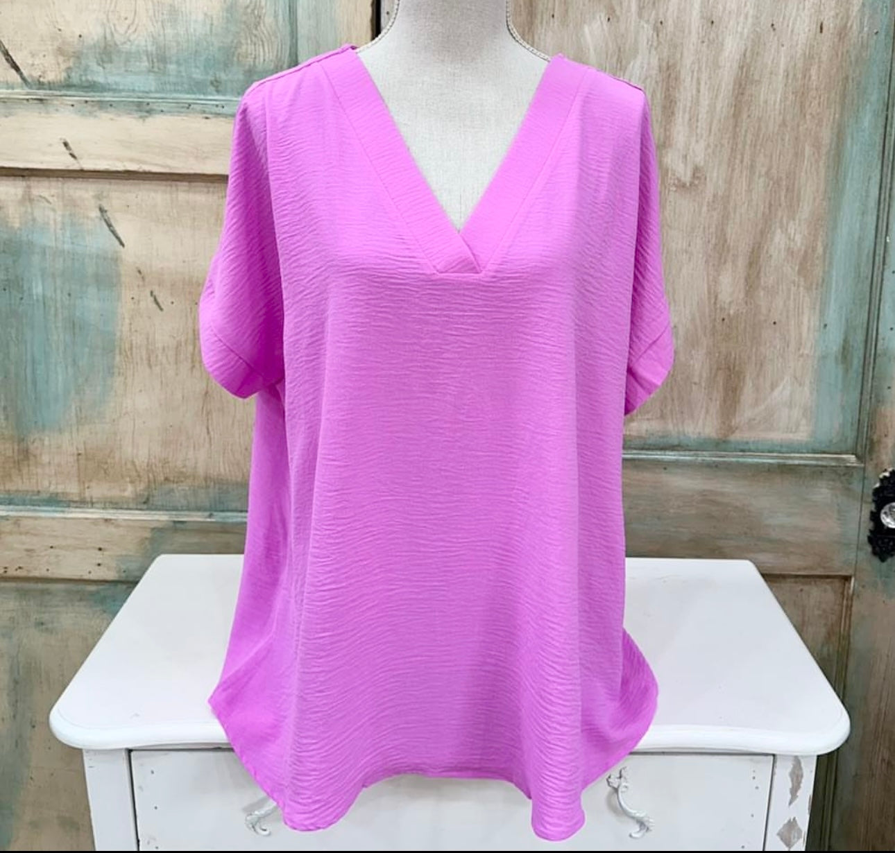 CURVY BRIGHT MAUVE WOVEN AIRFLOW V-NECK HI-LOW HEM TOP Final Sale