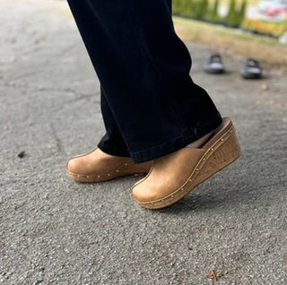 Corkys "Marley" Clog in Caramel