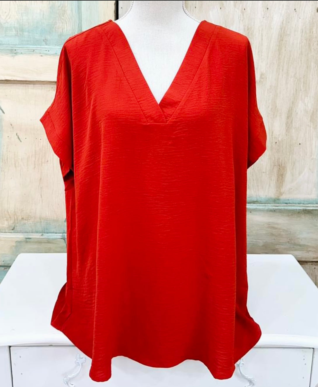 CURVY TOMATO WOVEN AIRFLOW V-NECK HI-LOW HEM TOP