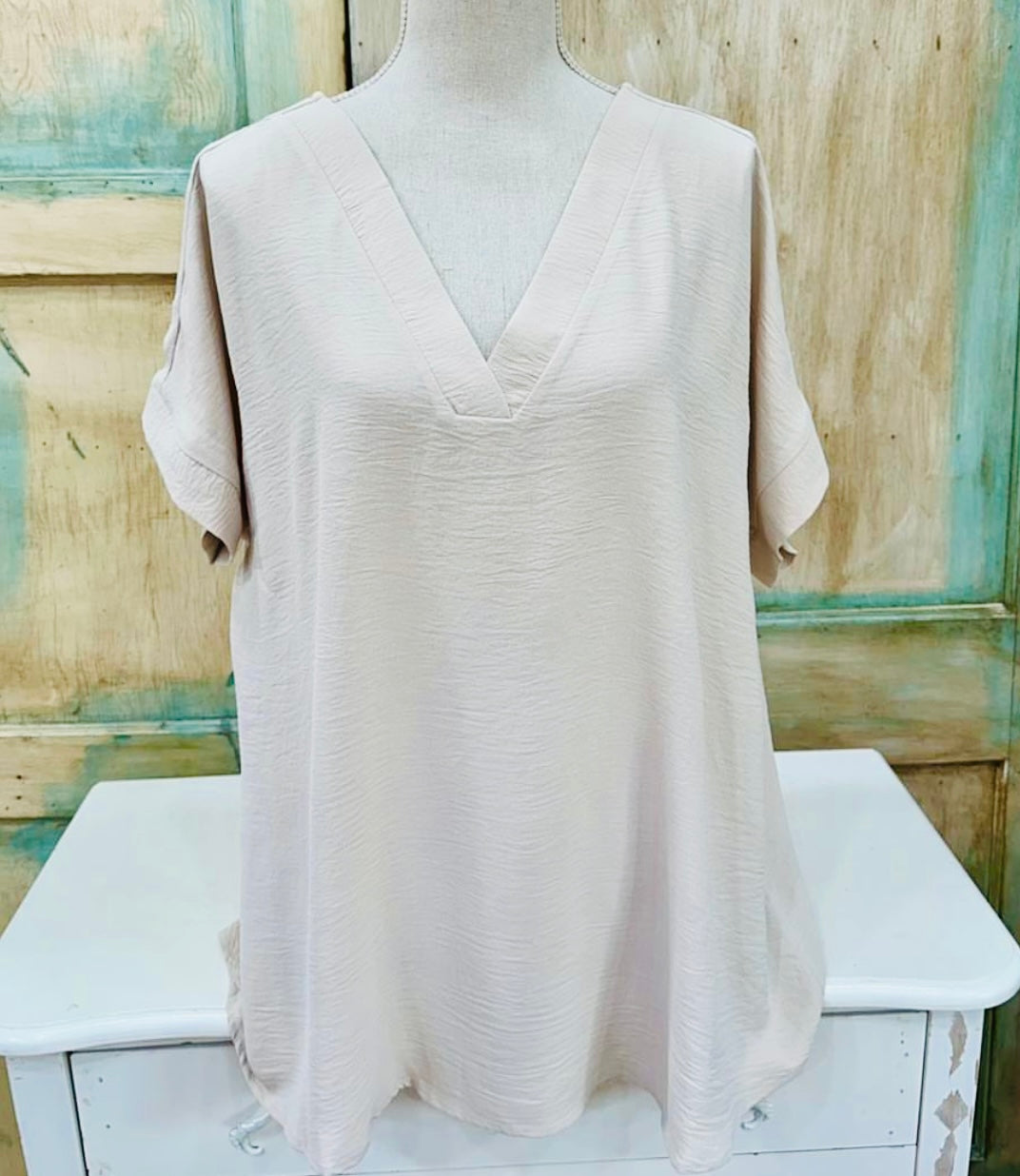 CURVY SAND BEIGE WOVEN AIRFLOW V-NECK HI-LOW HEM TOP