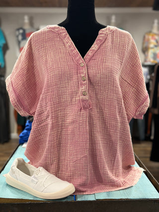 CURVY LIGHT ROSE WASHED DOUBLE GAUZE 3/4 BUTTON HENLEY NECK TOP Final Sale