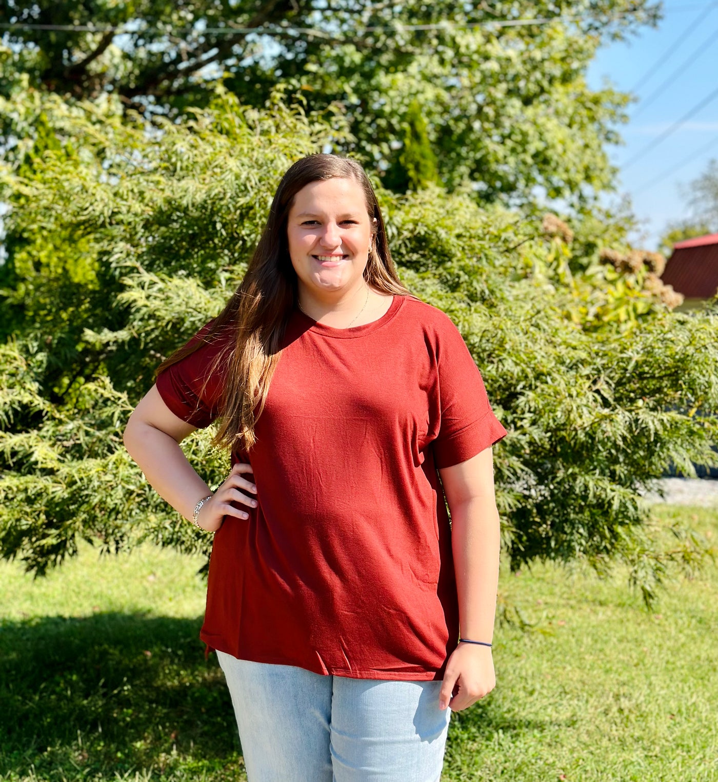 CURVY DARK RUST ROLLED SHORT SLEEVE ROUND NECK TOP WITH SIDE SLIT HIGH-LOW HEM