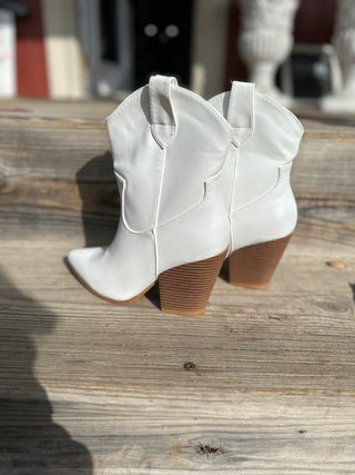 BREAK HEARTS WHITE TWO PIECE COWBOY BOOT W/ REMOVABLE OVERLAP Final Sale