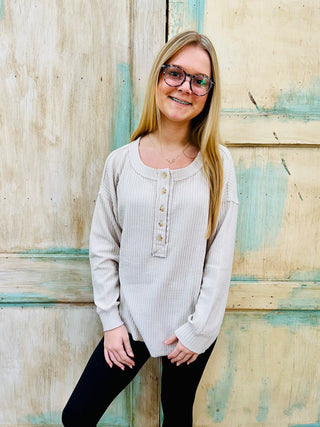 SC OATMEAL RIBBED HENLEY LONG SLEEVE EXPOSED SEAM KNIT TOP