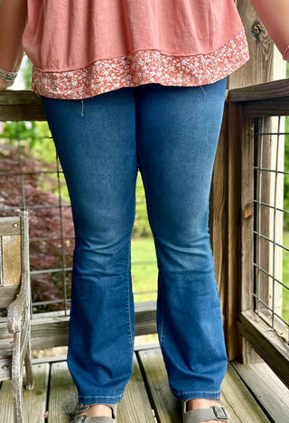CURVY HYPERDENIM SUPER STRETCHY FLARE JEANS