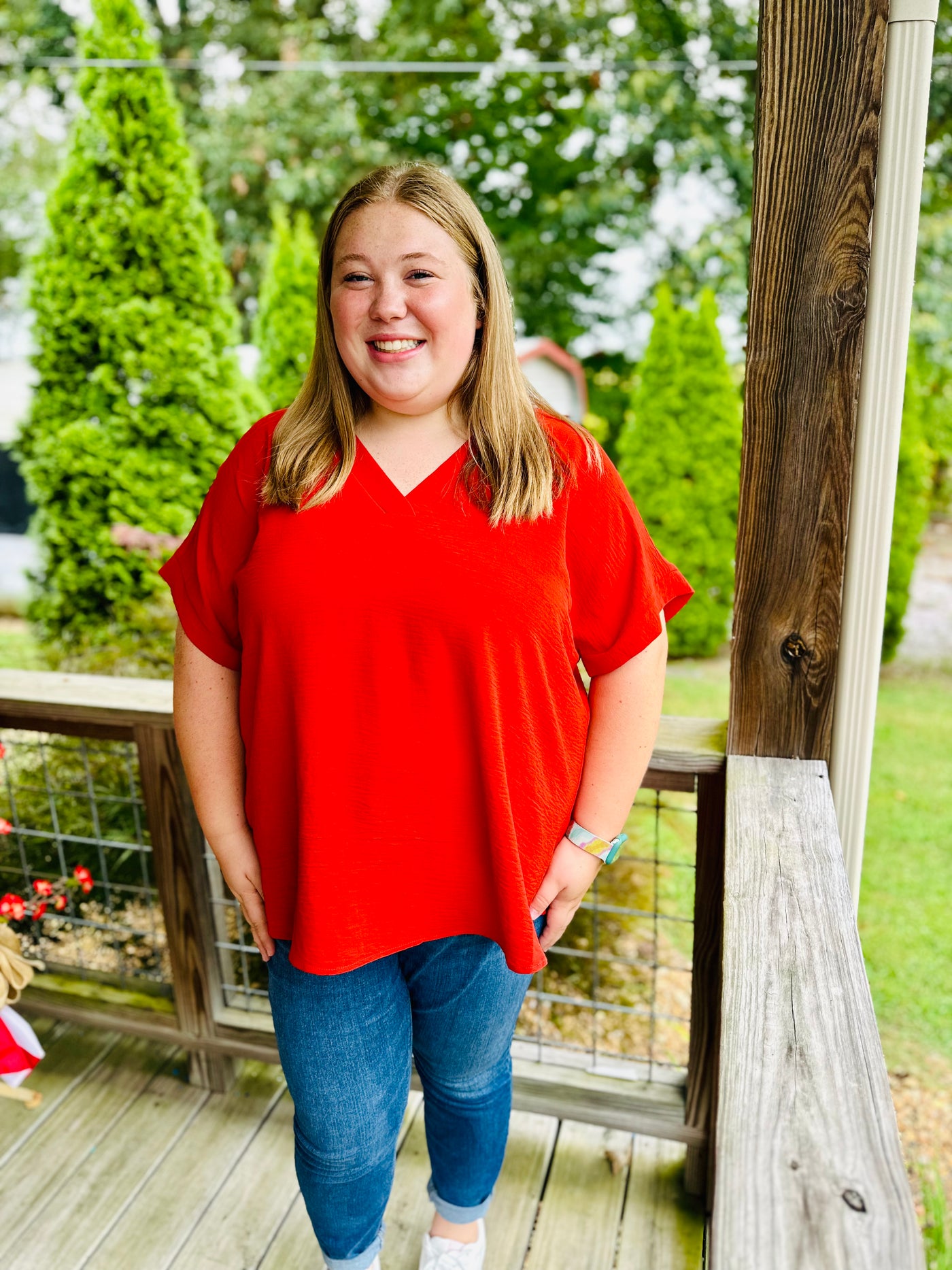 CURVY TOMATO WOVEN AIRFLOW V-NECK HI-LOW HEM TOP