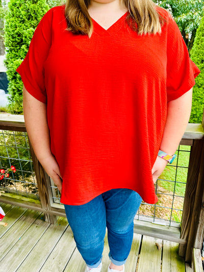 CURVY TOMATO WOVEN AIRFLOW V-NECK HI-LOW HEM TOP