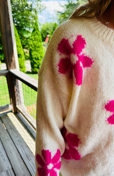 IVORY/FUSCHIA DAISY PATTERNED PULLOVER SWEATER