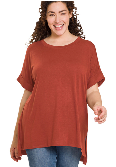 CURVY DARK RUST ROLLED SHORT SLEEVE ROUND NECK TOP WITH SIDE SLIT HIGH-LOW HEM