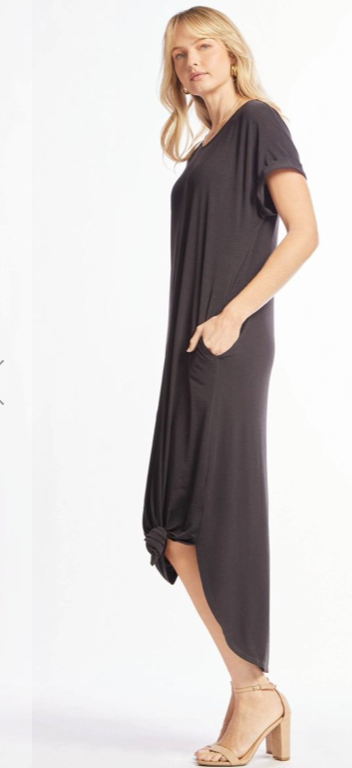 Curvy Black Solid Round Neck Midi Dress w/Pockets