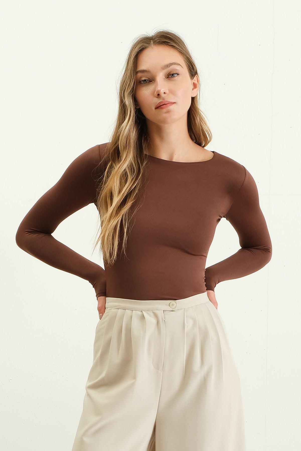 COFFEE BEAN ROUND NECK LONG SLEEVE FITTED KNIT TOP