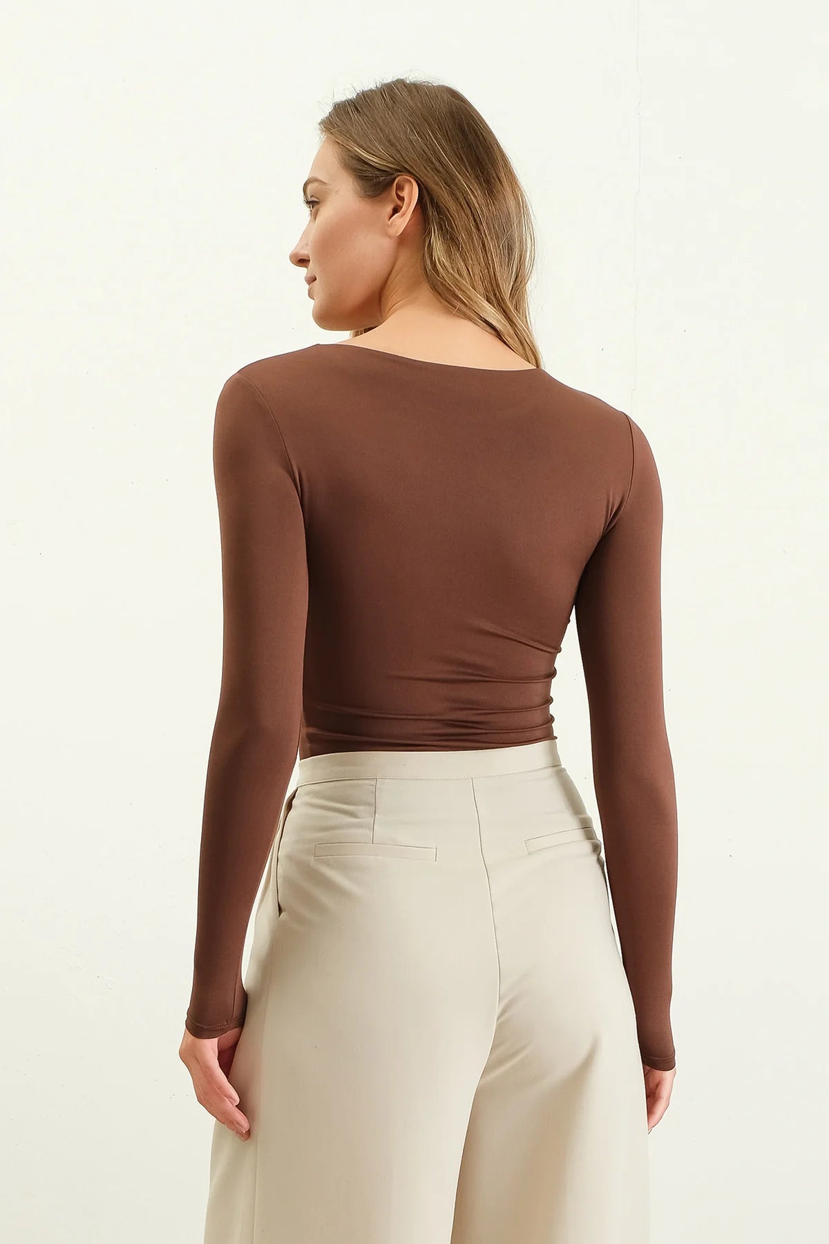 COFFEE BEAN ROUND NECK LONG SLEEVE FITTED KNIT TOP